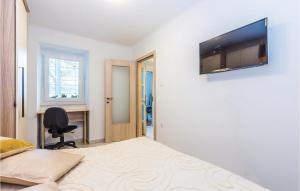 - une chambre avec un lit et une télévision murale à écran plat dans l'établissement 1 Bedroom Gorgeous Apartment In Rijeka, à Rijeka