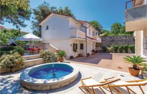 uma villa com uma piscina e uma casa em Amazing Home In Supetarska Draga With 2 Bedrooms, Jacuzzi And Wifi em Supetarska Draga