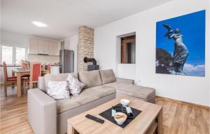 uma sala de estar com um sofá e uma mesa em Lovely Apartment In Bregi With House Sea View em Opatija