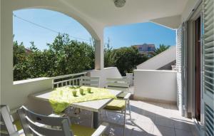 un patio con tavolo e sedie sul balcone. di Amazing Apartment In Orebic With 2 Bedrooms And Wifi a Orebić (Sabbioncello)