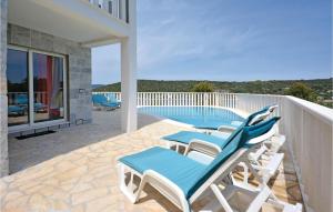 Balkón alebo terasa v ubytovaní Four-Bedroom Holiday Home Drvenik Veliki With Sea View 05