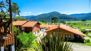 a group of buildings with mountains in the background at Hospedaria Kayser Haus in Urubici