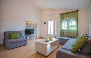 ein Wohnzimmer mit 2 Sofas und einem TV in der Unterkunft Stunning Apartment In Stari Grad With Wifi in Stari Grad