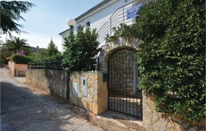 brama na boku budynku w obiekcie One-Bedroom Apartment In Stari Grad w mieście Stari Grad