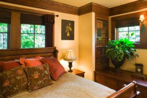 una camera da letto con un letto con cuscini rossi di 1900 Inn on Montford ad Asheville