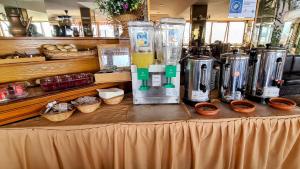 a table with several blenders on top at Complejo Turístico CapArcona in Villa Gesell