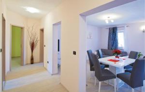 jadalnia i salon ze stołem i krzesłami w obiekcie Apartment Orbanici 03 w mieście Orbanići