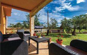 patio z krzesłami, stołem i dziedzińcem w obiekcie Apartment Orbanici 03 w mieście Orbanići +23 zdjęcia