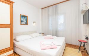 Voodi või voodid majutusasutuse 1 Bedroom Cozy Apartment In Stari Grad toas