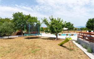 Detský kútik v ubytovaní Pet Friendly Home In Pridraga With Wifi
