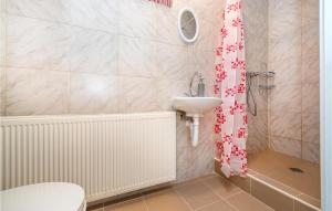 Kúpeľňa v ubytovaní Pet Friendly Home In Pridraga With Wifi
