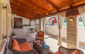 Posedenie v ubytovaní 3 Bedroom Nice Home In Plovanija