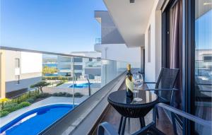 balkon ze stołem i kieliszkami do wina oraz basenem w obiekcie 2 Bedroom Awesome Apartment In Zidarici w mieście Vantačići