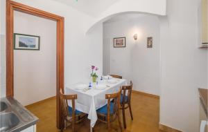 Fotografia z galérie ubytovania 2 Bedroom Nice Apartment In Lovrecica v destinácii Lovrečica