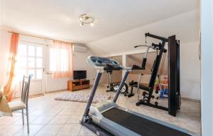Posilňovňa alebo fitness centrum v ubytovaní Beautiful Home In Novi Vinodolski