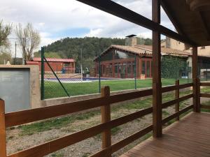 una vista su un parco giochi da una recinzione di legno di CAMPING PUIGCERCOS a Borredá