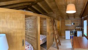 uma cabina com um beliche e uma escada em CAMPING PUIGCERCOS em Borredá