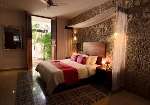 - une chambre avec un grand lit et une fenêtre dans l'établissement Casa de Las Palomas Boutique Hotel by Paloma's Hotels - Adults Only, à Mérida