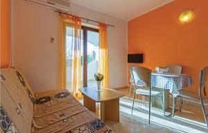 a room with a bed and a table and chairs at Pet Friendly Apartment In Sisan With Kitchen in Šišan