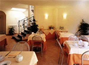 a dining room with tables and chairs in a restaurant at Hotel Il Saraceno in Volastra