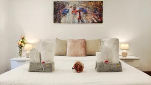 a bedroom with a bed with a painting on the wall at Hola Madrid Alojamiento Temporal in Madrid