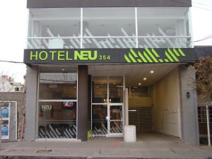 un edificio con un cartel de hotel en la parte delantera en Hotel NEU 354 en Neuquén