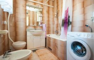 Koupelna v ubytování Three-Bedroom Apartment In Brodarica