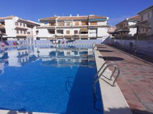Bazén v ubytování Apartamento Santa Pola, en Playa del Tamarit con piscina. nebo v jeho okolí