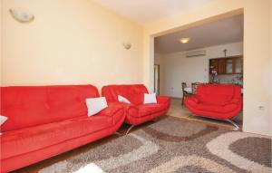 Posezení v ubytování Three-Bedroom Apartment In Brodarica