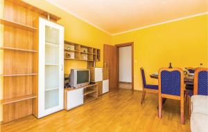 a dining room with a table and a tv in a room at 2 Bedroom Awesome Apartment In Grizane in Grižane