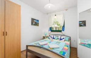 2 Bedroom Beautiful Apartment In Potocnica tesisinde bir odada yatak veya yataklar