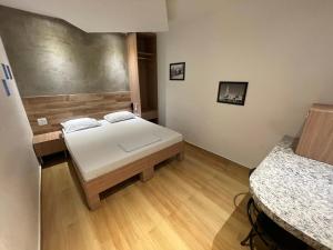 Uma cama ou camas num quarto em Hotel Estrela da Agua Fria