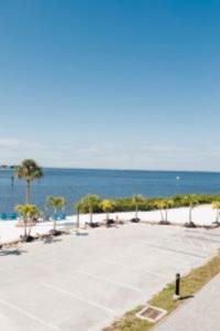 um grande parque de estacionamento com o oceano ao fundo em The Suites at Fishermen's Village - 2 Bedroom Suites em Punta Gorda