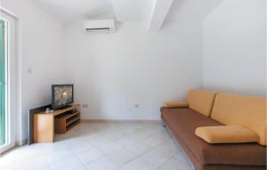 Televízia a/alebo spoločenská miestnosť v ubytovaní Two-Bedroom Holiday Home