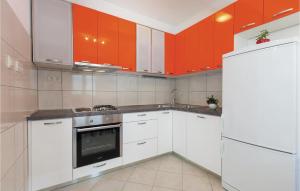 Kuchyňa alebo kuchynka v ubytovaní Two-Bedroom Holiday Home