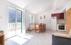 Kuchyňa alebo kuchynka v ubytovaní Two-Bedroom Holiday Home
