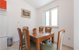Fotografia z galérie ubytovania Two-Bedroom Holiday Home v destinácii Svinišće