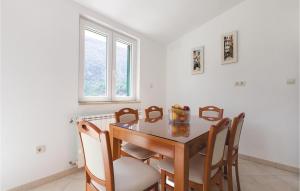 Fotografia z galérie ubytovania Two-Bedroom Holiday Home v destinácii Svinišće