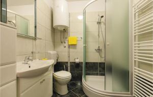 Kúpeľňa v ubytovaní Two-Bedroom Holiday Home
