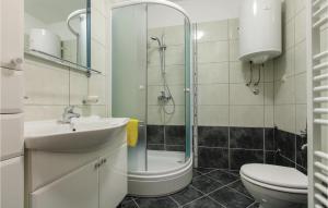 Kúpeľňa v ubytovaní Two-Bedroom Holiday Home