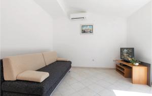 Televízia a/alebo spoločenská miestnosť v ubytovaní Two-Bedroom Holiday Home + 22 fotografií