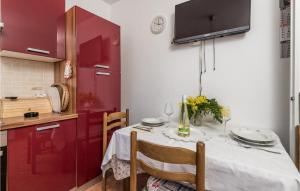Televízia a/alebo spoločenská miestnosť v ubytovaní Nice apartment in Supetarska Draga with 1 Bedrooms, Sauna and WiFi
