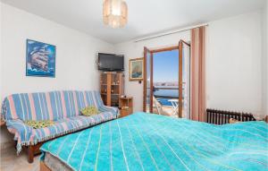 ヤブラナツにあるCozy Apartment In Jablanacのベッドとソファのあるリビングルーム