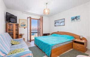 Kama o mga kama sa kuwarto sa Lovely Apartment In Jablanac With House Sea View