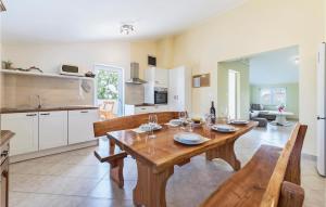 uma cozinha e sala de jantar com uma mesa de madeira em 3 Bedroom Gorgeous Apartment In Muntic em Muntić