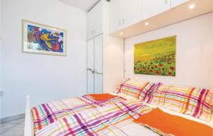 - une chambre avec un lit et une peinture murale dans l'établissement Awesome Apartment In Rijeka With Wifi, à Rijeka