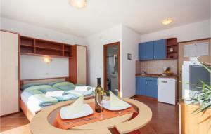 Cet appartement comprend une chambre avec un lit et une table ainsi qu'une cuisine. dans l'établissement Beautiful Apartment In Kornic With Wifi, à Kornić