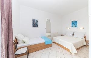 Posteľ alebo postele v izbe v ubytovaní Lovely Apartment In Kastel Stafilic