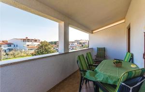 balkon ze stołem i krzesłami oraz oknem w obiekcie Apartment Pomer Cr w Puli