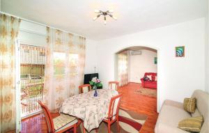 Posedenie v ubytovaní Apartment Kastel Kambelovac With Bath + 15 fotografií